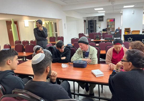ניצולי השואה בעיר יבנה בביקור בישיבה