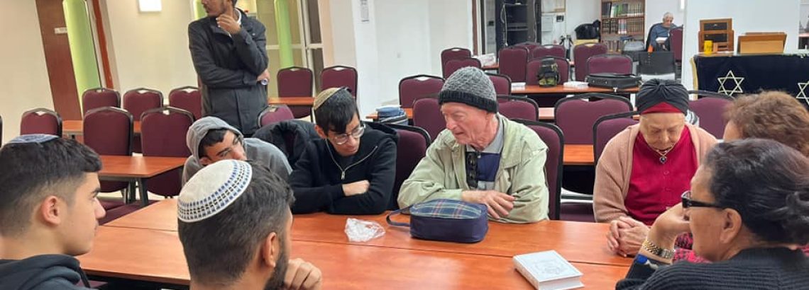 ניצולי השואה בעיר יבנה בביקור בישיבה